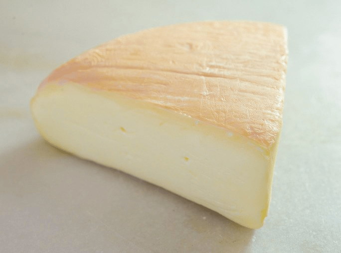①そのままでも料理にも万能なチーズ「ロビオーラ」（北海道白糠町）