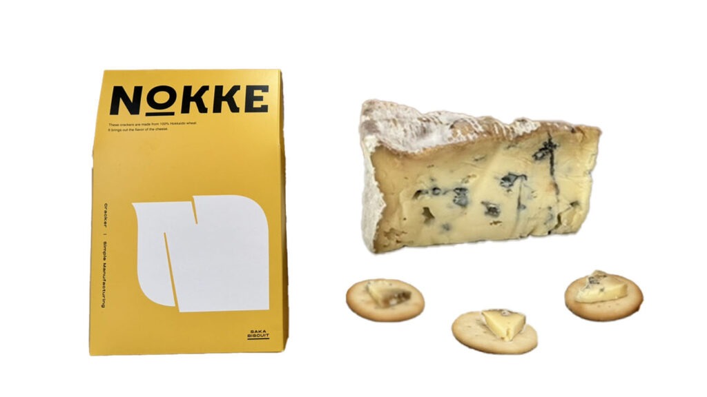 ②クラッカー「NOKKE」とともに「江丹別の青いチーズ」（北海道江丹別町）