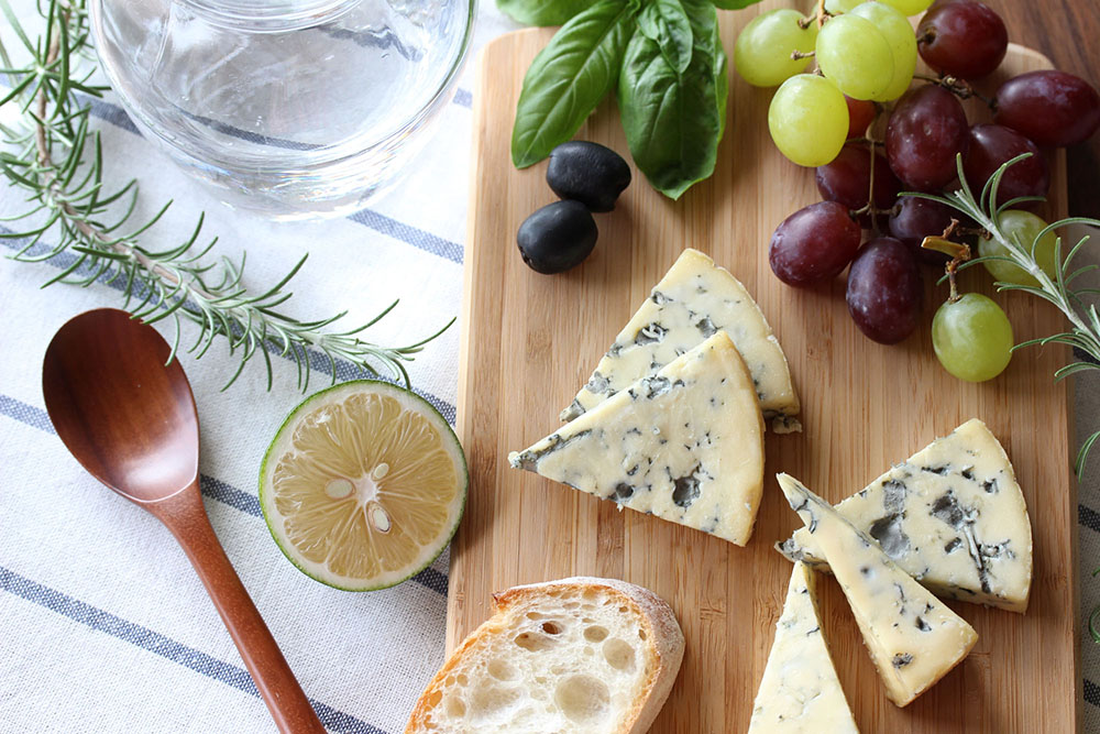 青カビチーズとは独特な香り・クセ・大理石のような美しさを持つチーズ